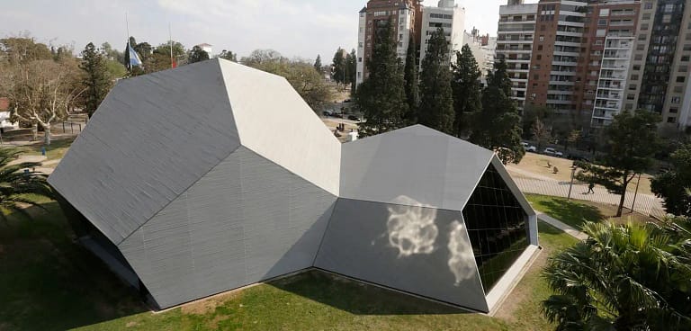 Plaza Cielo Tierra - Planetario Julio Verne