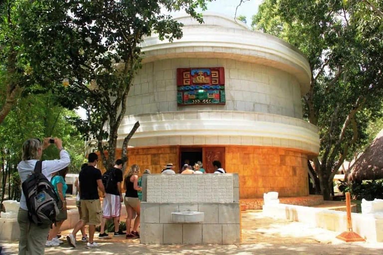 Planetario Mayaland Hotel & Bungalows